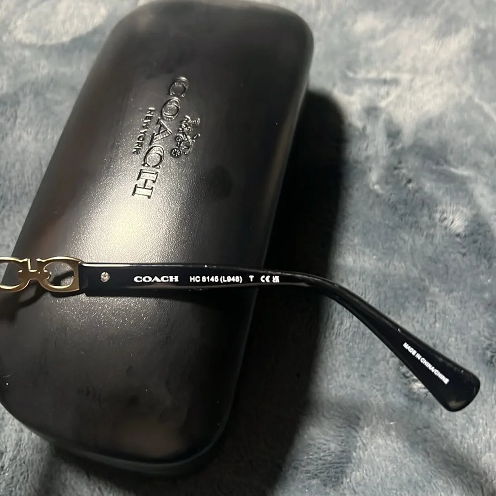 Women’s Coach kissing C’s black sunglasses - Picture 3 of 5